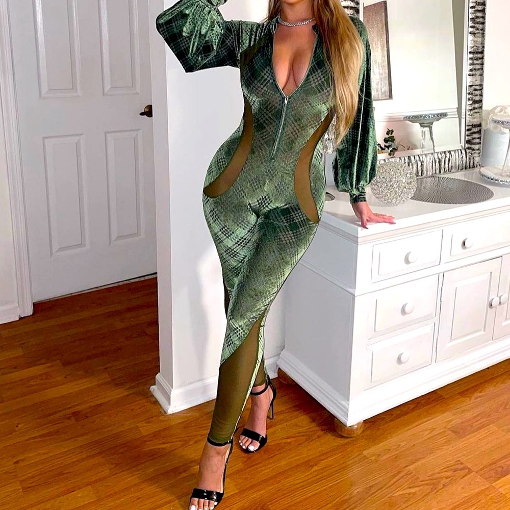Fits your body like a glove jumpsuit! Velour material
